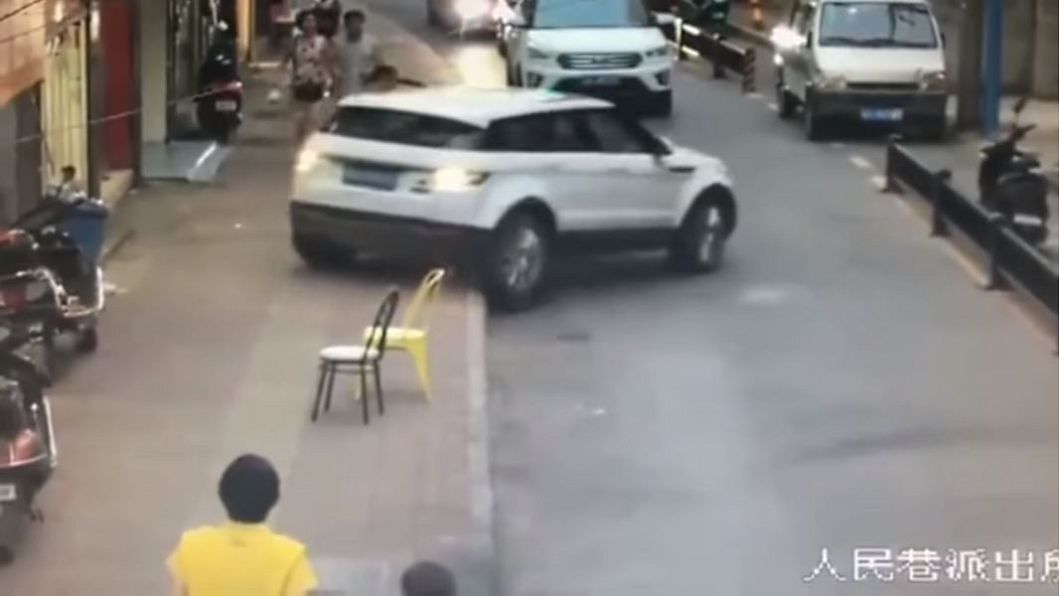 打倒退檔還下車 三寶女駕駛「開車壓自己」