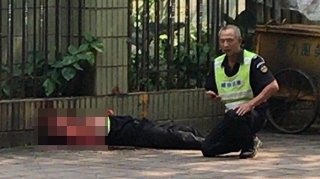 疑不滿遭驅趕 小販拔刀怒砍保全血肉模糊才罷手