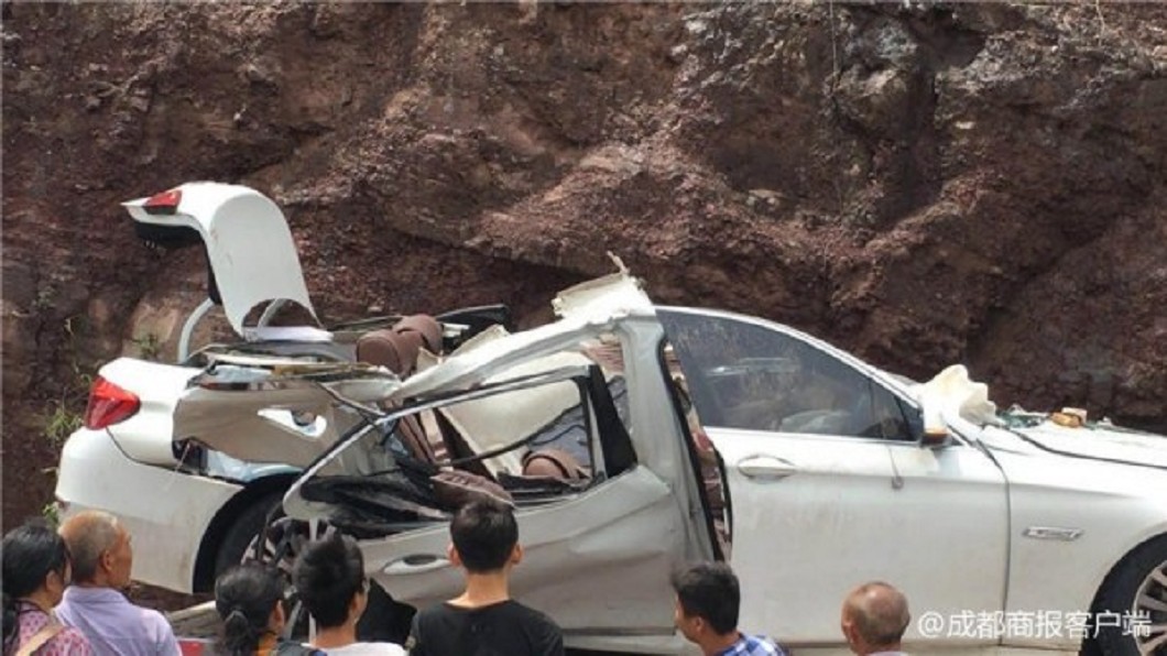 BMW突遭「削頂」一家三口秒慘死 奪命落石卻不見蹤影