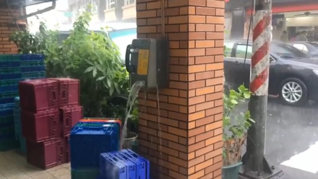 南部雨到底下得多誇張？　公共電話「吐給你看」