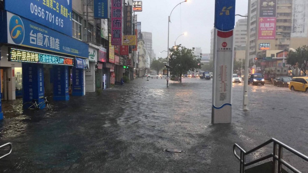 豪雨「狂倒」!高雄霸氣老闆:停班1天