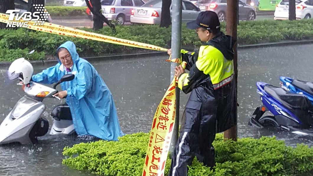 雨勢不斷但未達標準!台南、高雄宣布:下午正常上班課