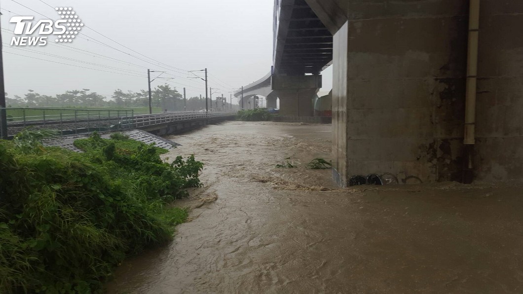 快訊／岡山橋頭間溪水暴漲　台鐵高雄站北上全停