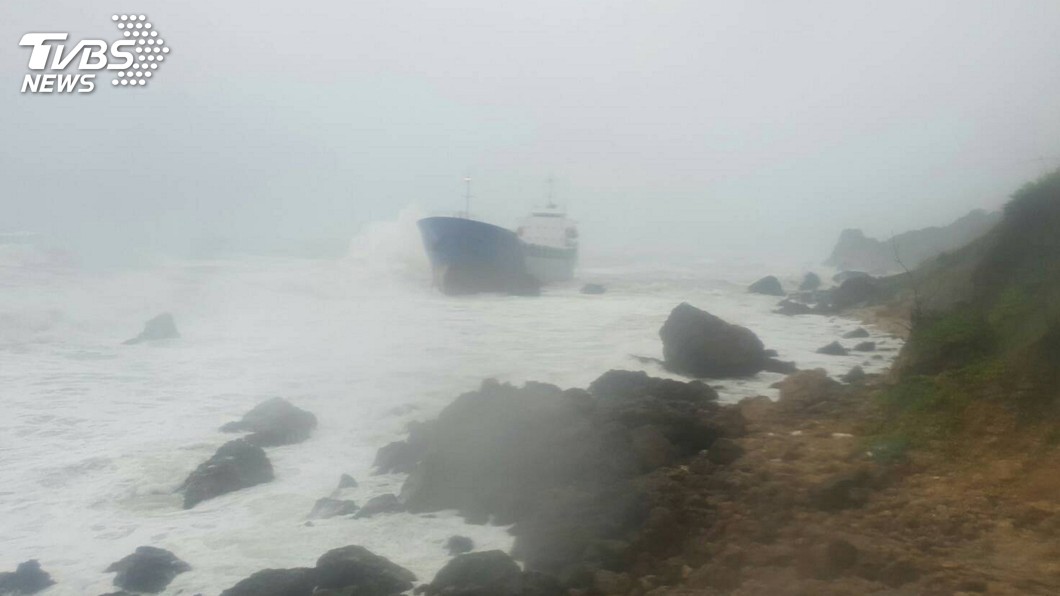 風強雨大 高雄外海4船擱淺海巡救援