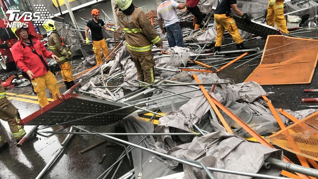 工地鷹架不敵強風大雨倒塌 3人無呼吸心跳