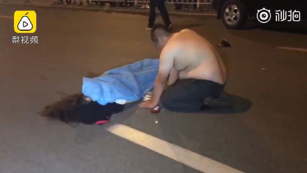 車禍奪命!肇事駕駛燃菸跪地1小時 低頭懺悔不發一語
