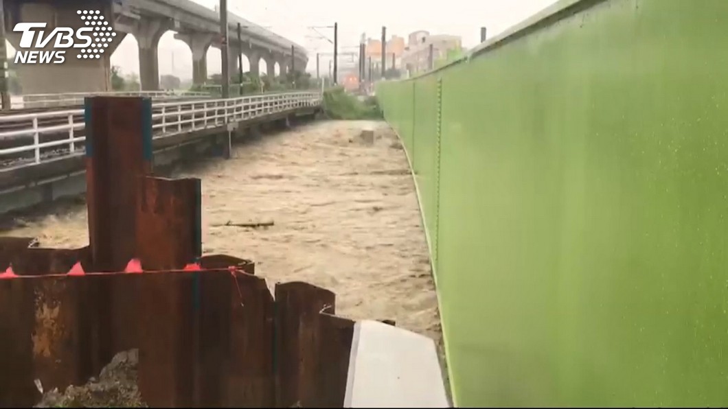 暴雨淹鐵軌 下午6時前台鐵自強號只開到嘉義