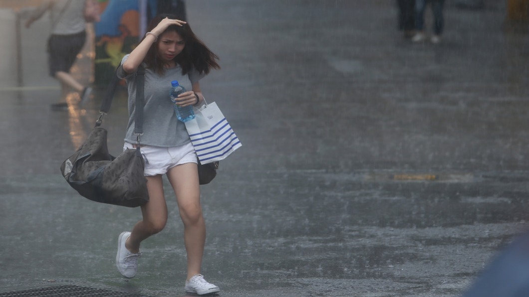 雨彈往北帶11級強風 今晚至明晨仍「紫爆」超大豪雨
