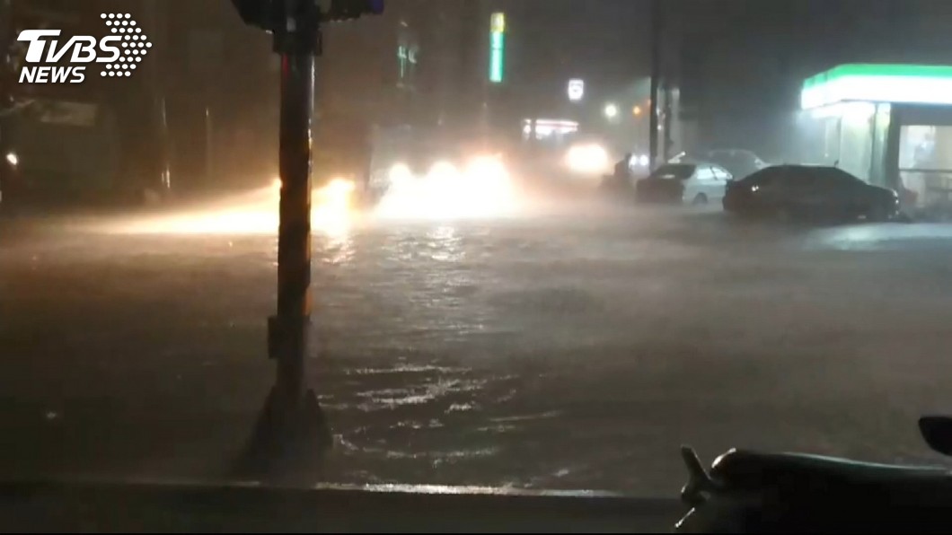 台南超大豪雨安平運河滿溢 撤離近千人