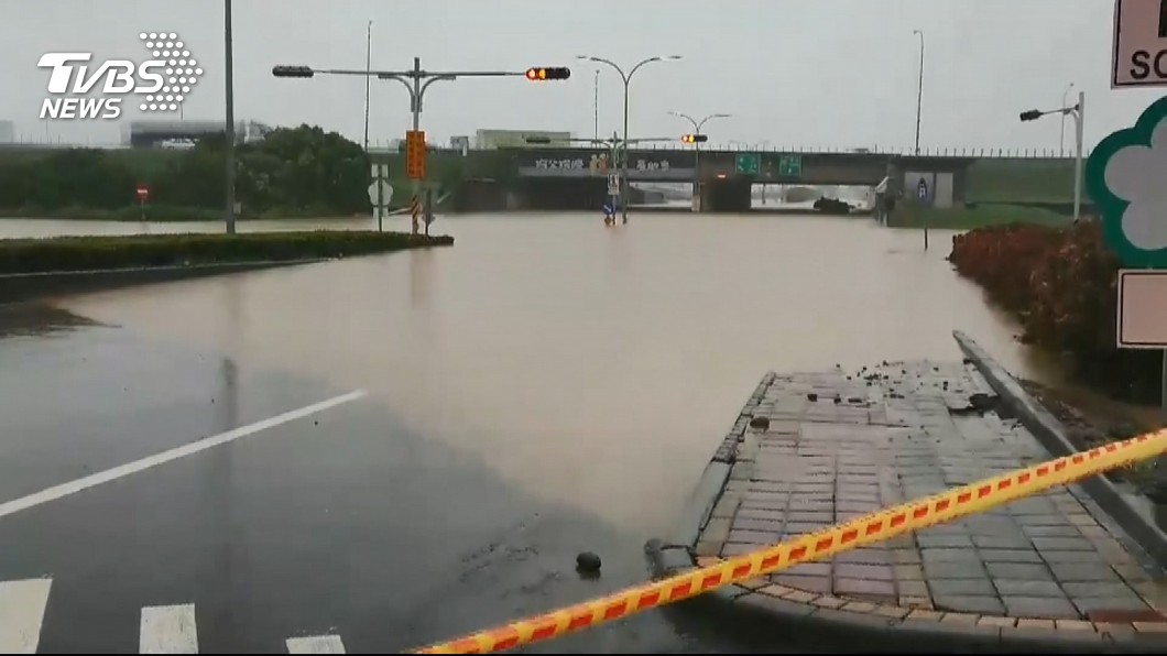 雨彈狂襲嘉義 車主游泳脫困