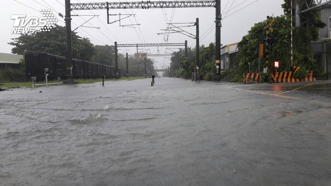 南台灣豪雨成災 台鐵南迴線兩路段慢行