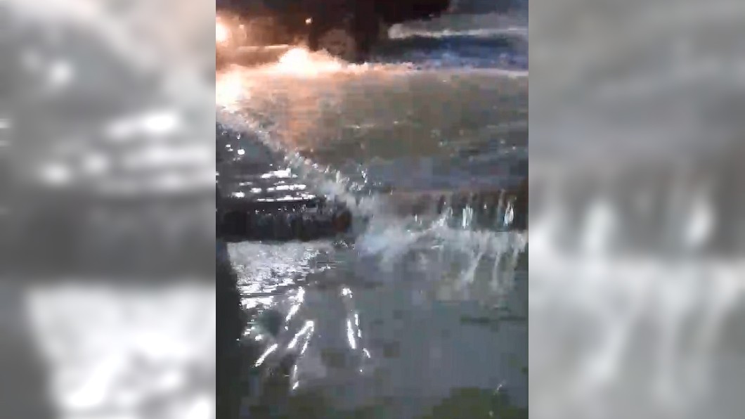 雲林多處淹水嚴重,水直接灌進居民家中。圖/網友提供