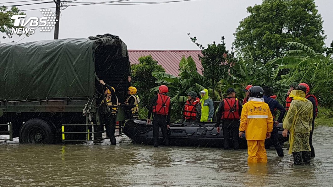 豪雨襲中南部 國軍3.7萬兵力待命支援救災