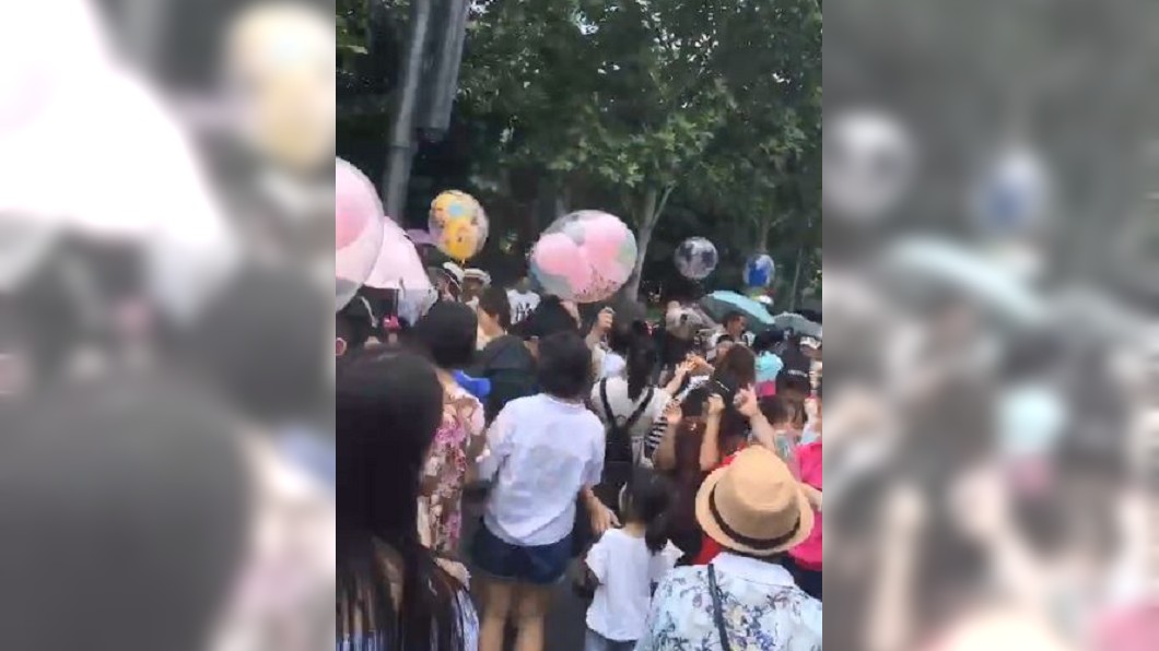 氣球瞬間被搶光。圖／翻攝自微博
