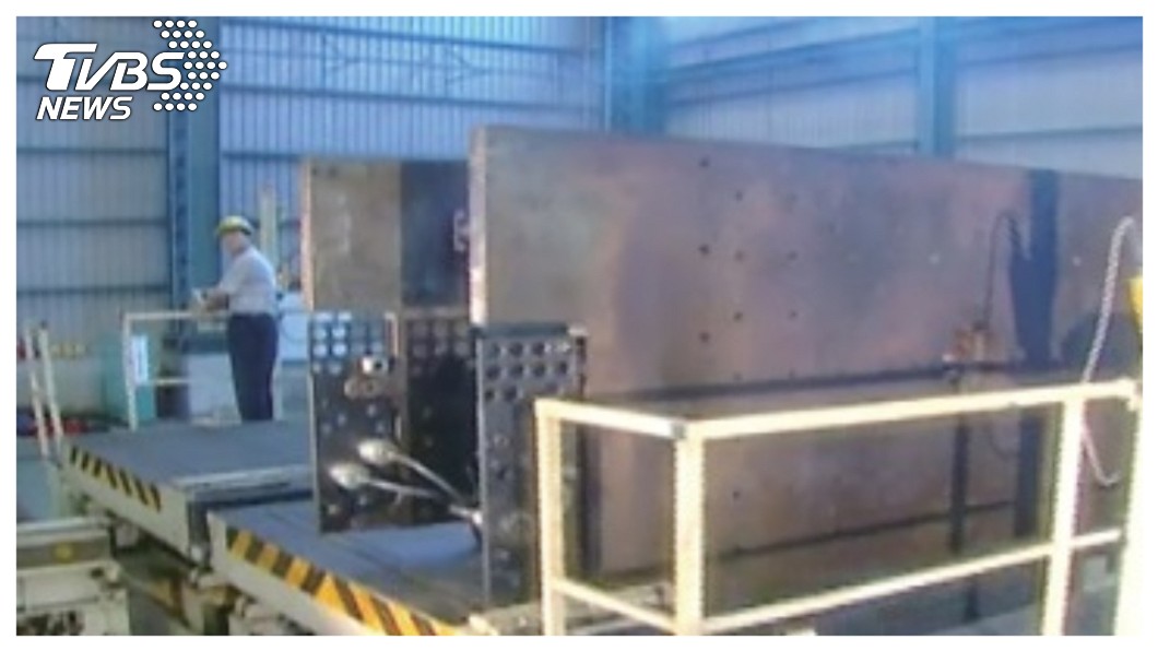 大葉集團為大量量產車輛零件,旗下阜德機械從德國國防工業公司KraussMaffei,整廠輸入塑膠射出成型機台,總計20多米高、數百噸重,從德國運抵台灣後曾行駛在高速公路上運送,過程宛如「陸上行舟」。 圖/大葉集團
