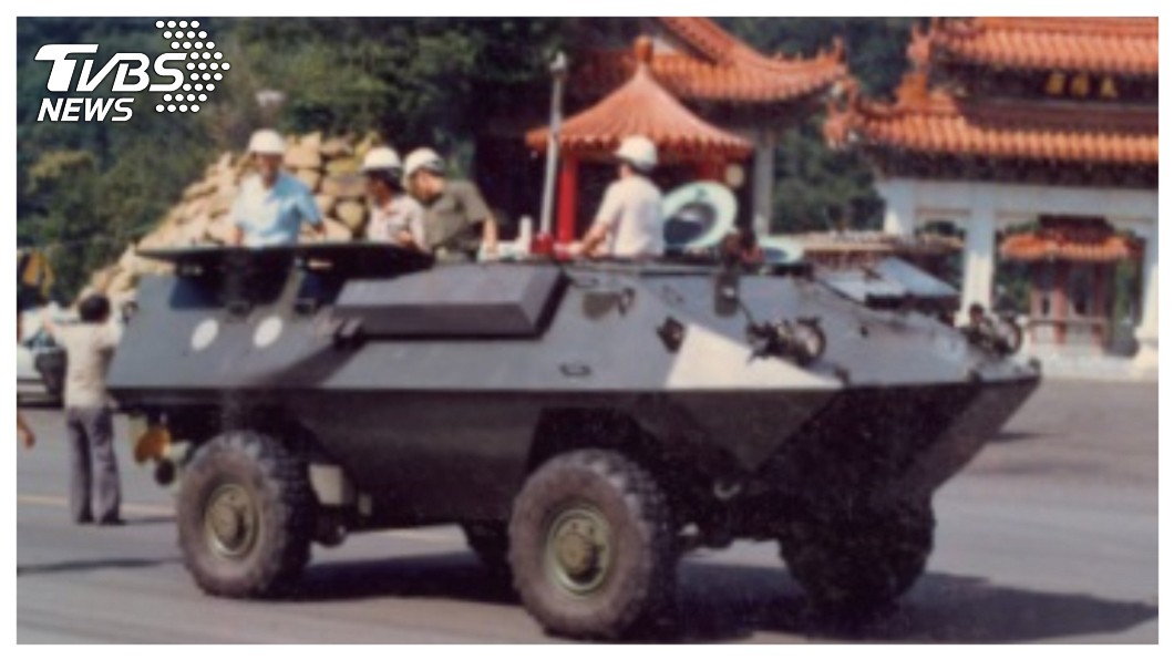 郝伯村一句話,讓葉松根認真打造軍用裝甲運兵車,自掏腰包從法國ACMAT軍用車輛工廠引進兩台裝甲運兵車在台組裝,並在南投鯉魚潭正式下水試車成功。 圖/大葉集團