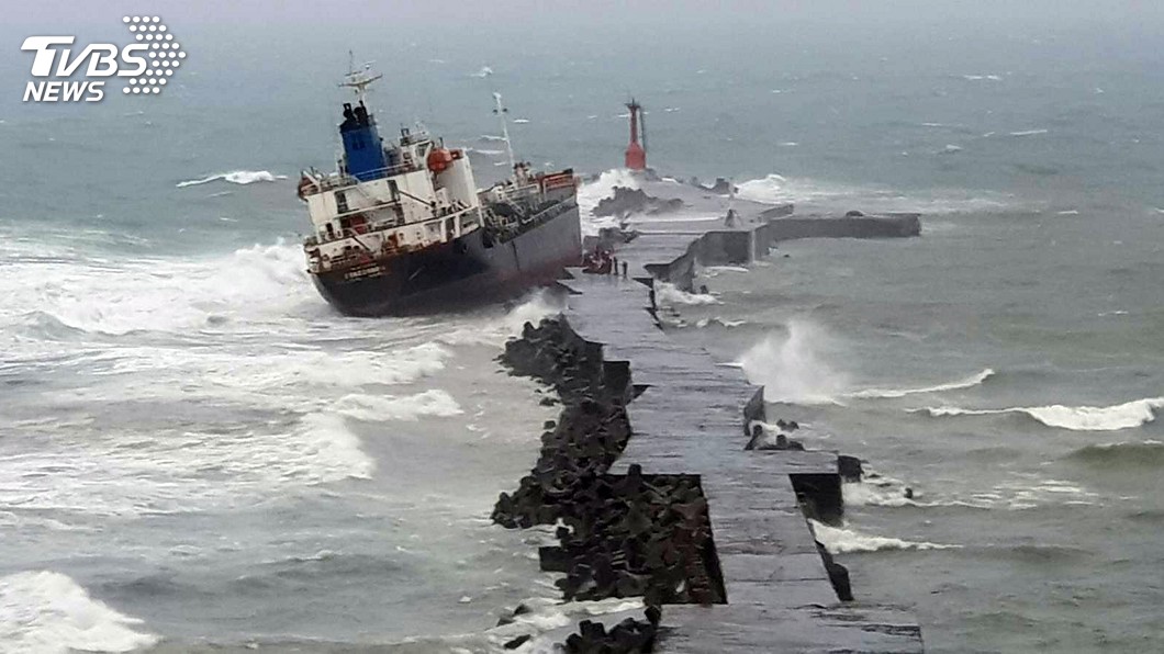風浪大海象差 高雄港外擱淺貨輪拖救受阻