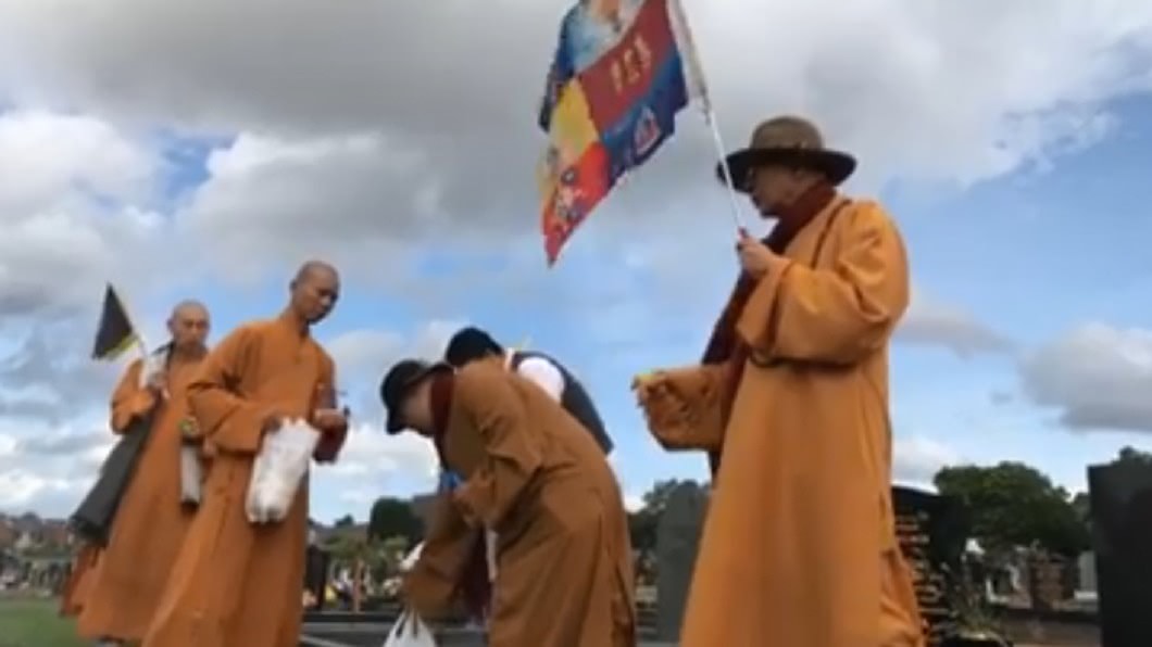 海濤法師再惹議!在英國墓園燒香誦經 挨批「作秀嗎?」