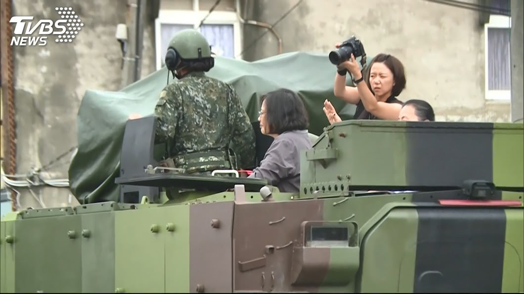 搭裝甲車揮手勘災　他狂酸：好威風的女王出巡