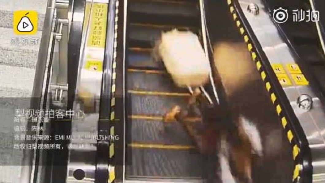 禍從「天降」!搭扶梯鬆手 行李箱如巨石滾落砸傷人