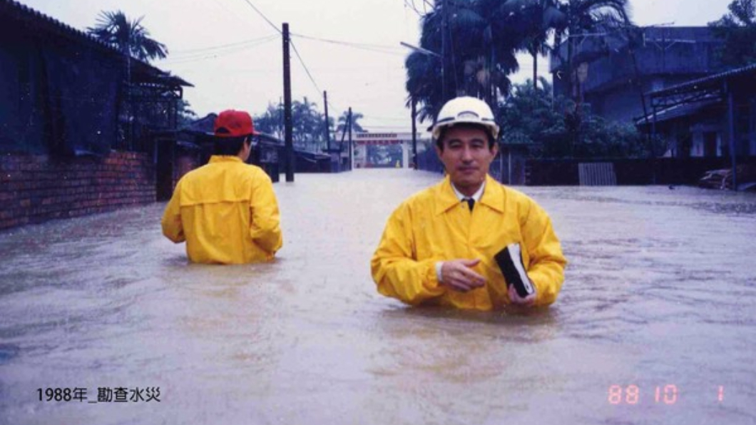 「穿雨衣泡水中」陳定南30年前勘災照曝光!網友感慨
