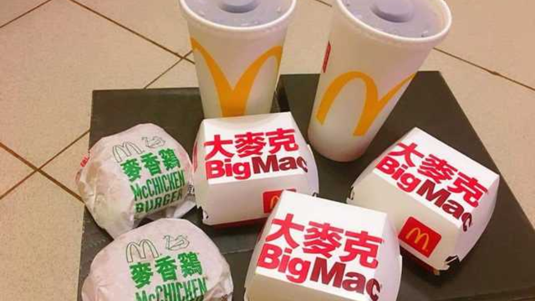「2冷飲+5漢堡」這整桌只花80!網友破解省錢訣竅