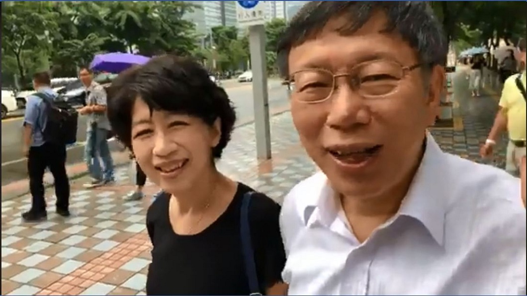 2人在走進簽書會的現場前，夫人陳佩琪一度抱怨柯文哲走太快都不等她。(圖／翻攝自柯文哲臉書直播)