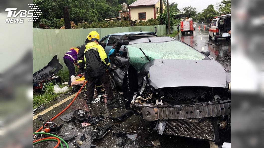 嘉義竹崎2自小客車對撞事故 1傷1命危