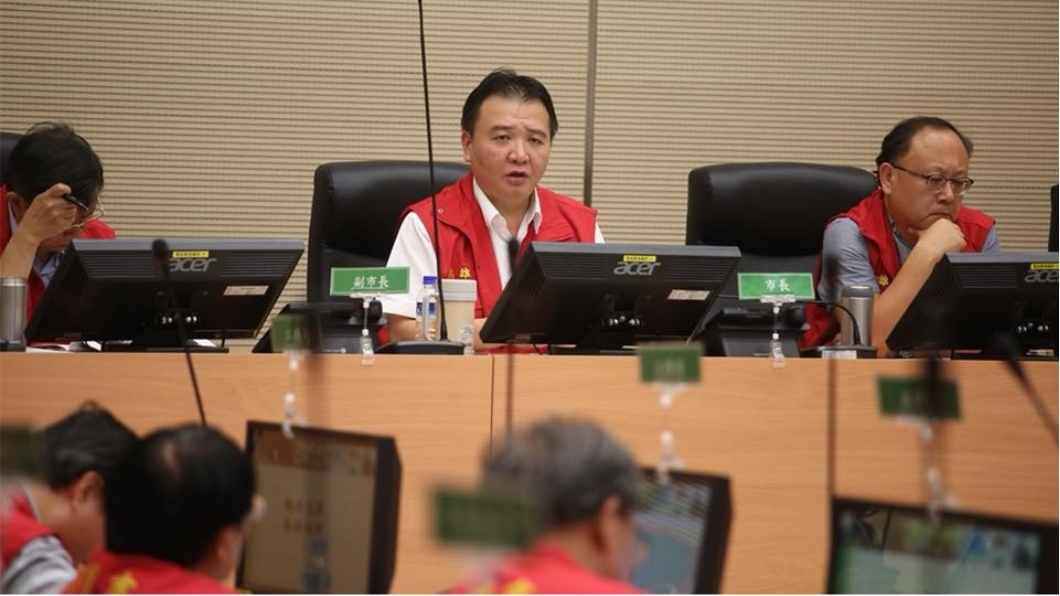 豪雨中高雄宣布上班課…網灌爆代理市長臉書驚見刪文！