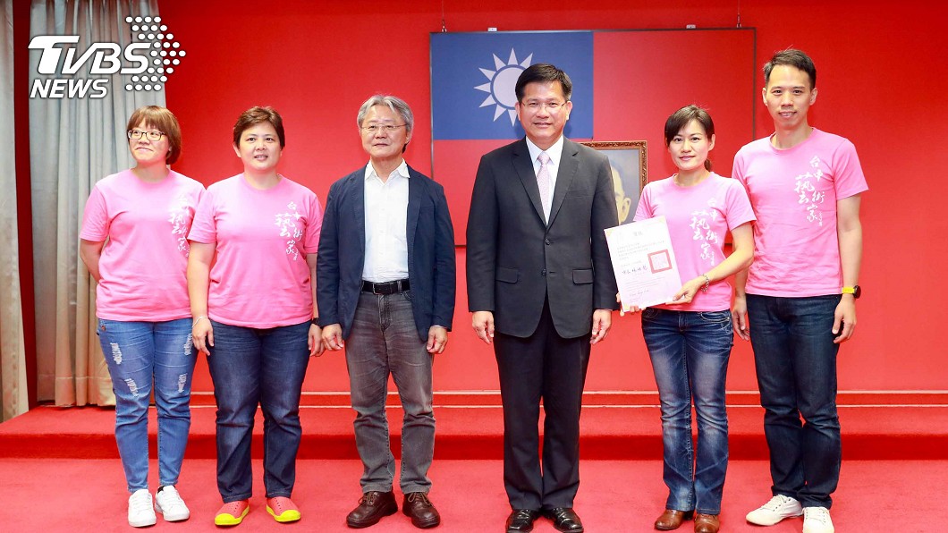 台中藝術家室內合唱團國際得冠　林佳龍頒獎