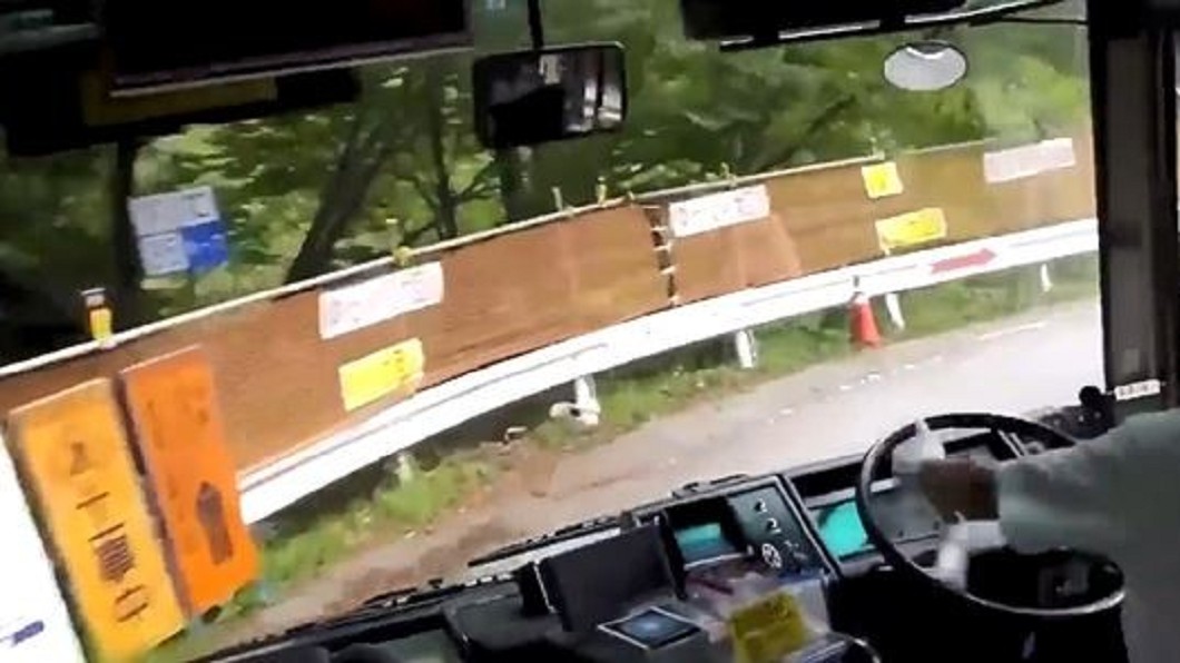 要暈車了!老司機連甩「下坡髮夾彎」方向盤驚見殘影