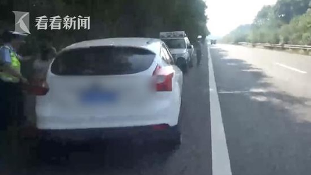 當時女方在路上欲搶方向盤險些同歸於盡。(圖/翻攝自看看新聞)