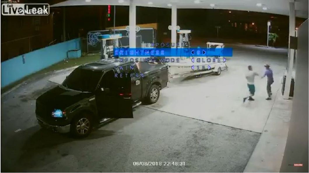 監視器拍下男模打死乞丐的畫面,他恐面臨監禁10年的刑責。(圖/翻攝自YouTube)