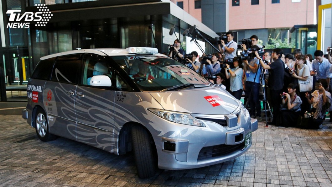 全球首輛收費的自駕計程車 還懂得自己換車道