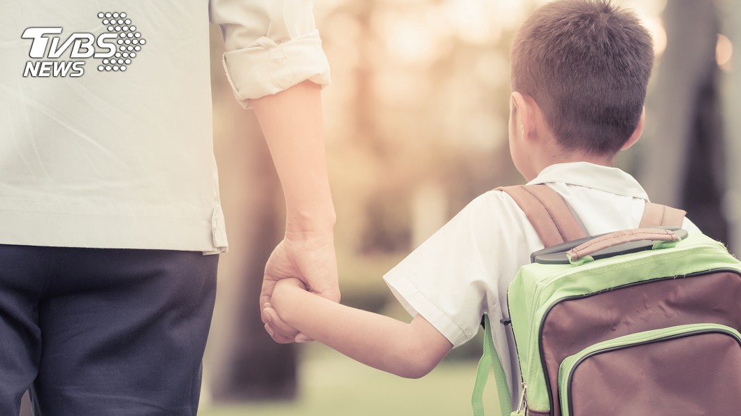 打來又掛斷…男大生睡前怒回撥 爸爸一句話秒哭