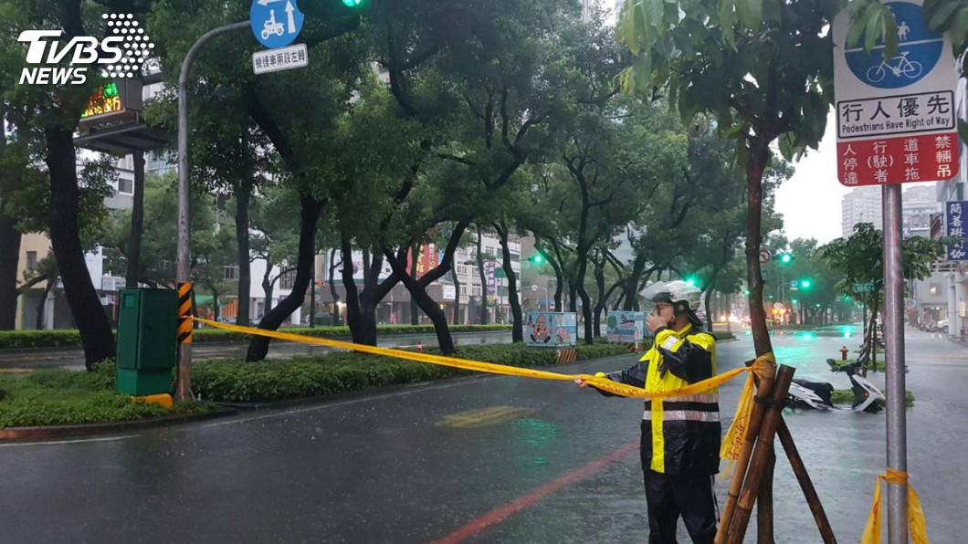 暴雨夜襲高雄 警方冒雨拉警戒線封路