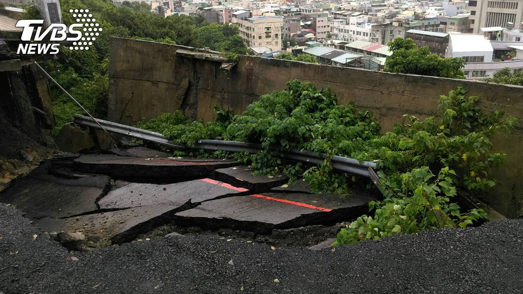 高雄豪雨襲 壽山萬壽橋前山路坍方