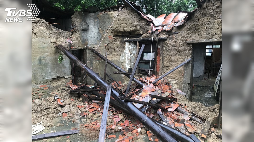 鳳山老屋雨中坍塌 警消救出受困老翁