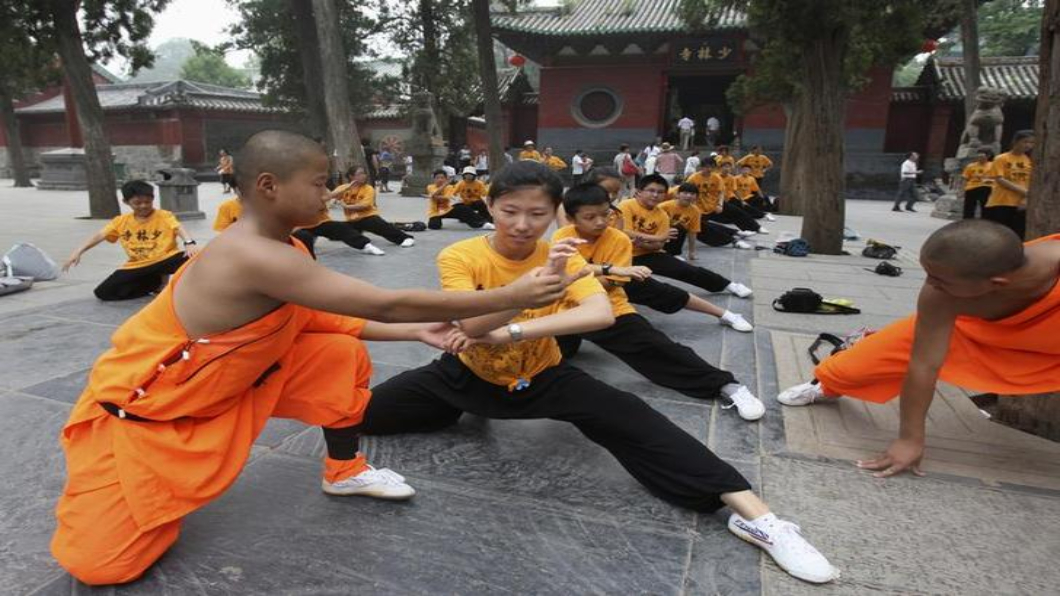 少林和尚踢正步  比照軍隊迎旗‧升旗‧唱國歌