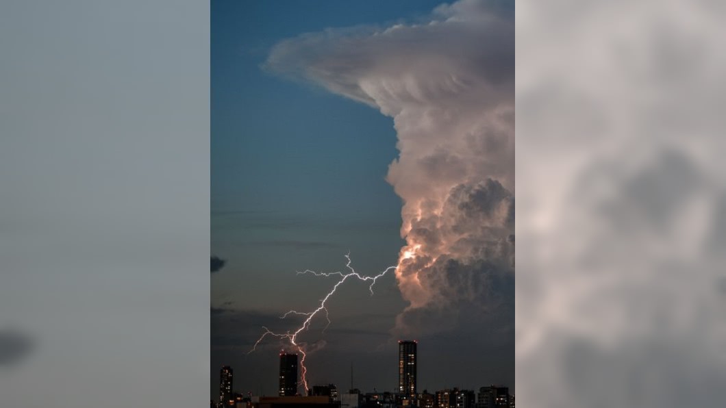 東京出現「天空之城」！　積雨雲讓天氣一日百變