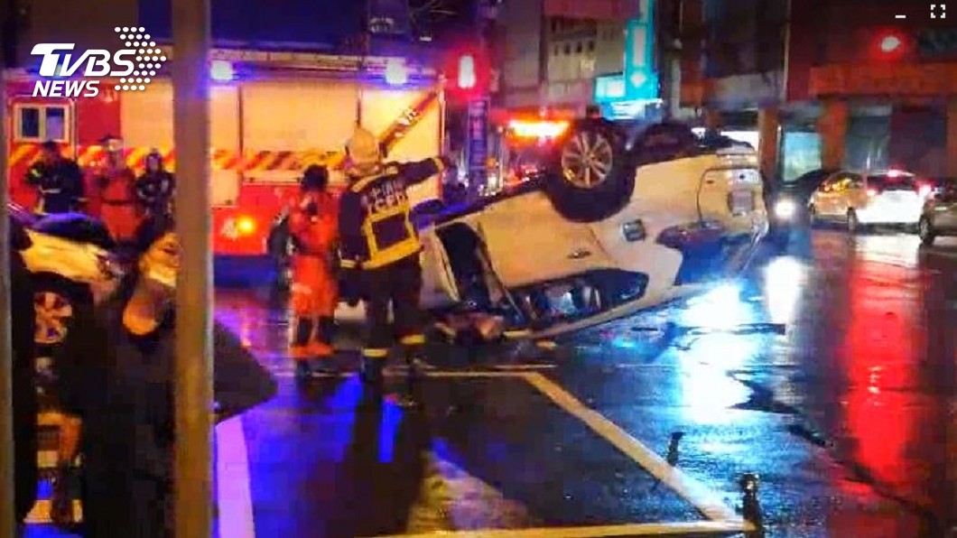 快訊/台中救護車車禍!路口撞翻休旅車 3輕傷