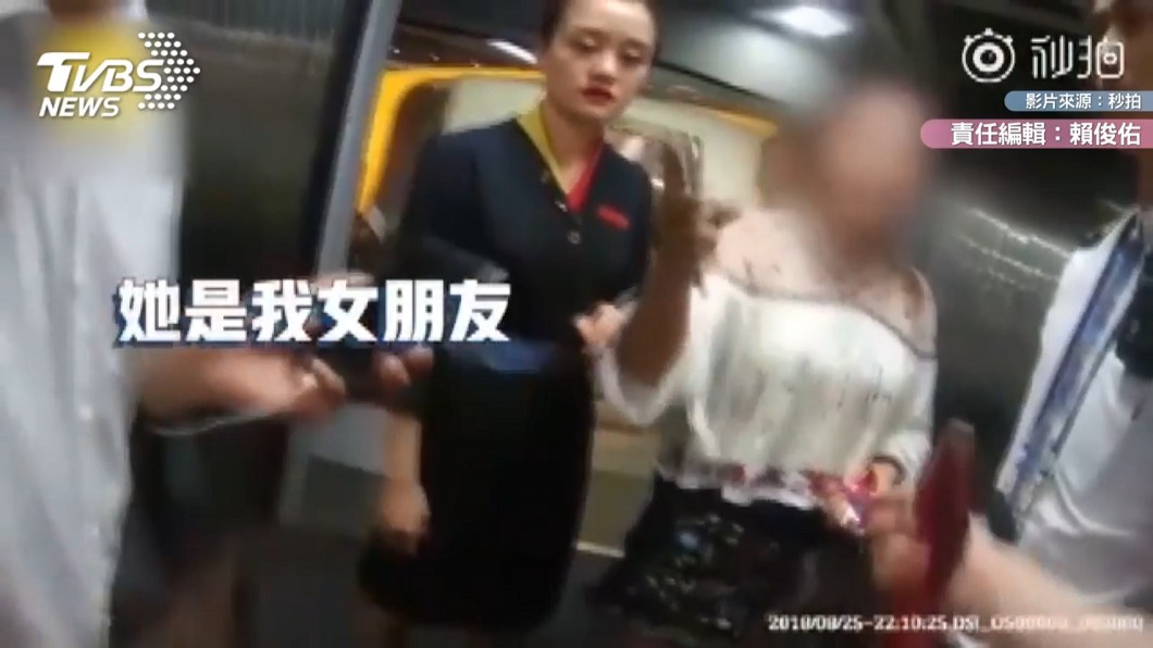 癡情男硬闖機艙強拉女友下飛機 她一句話讓眾人傻眼