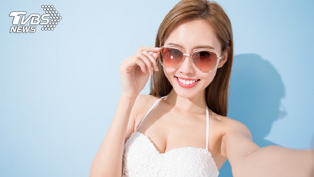 女性愛曬性感美照有原因？研究：與社會貧富相關