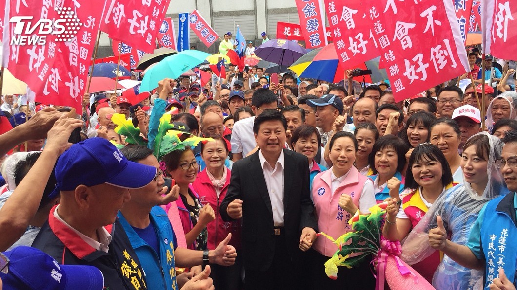 花蓮縣長選舉徐榛蔚登記 數百支持者簇擁
