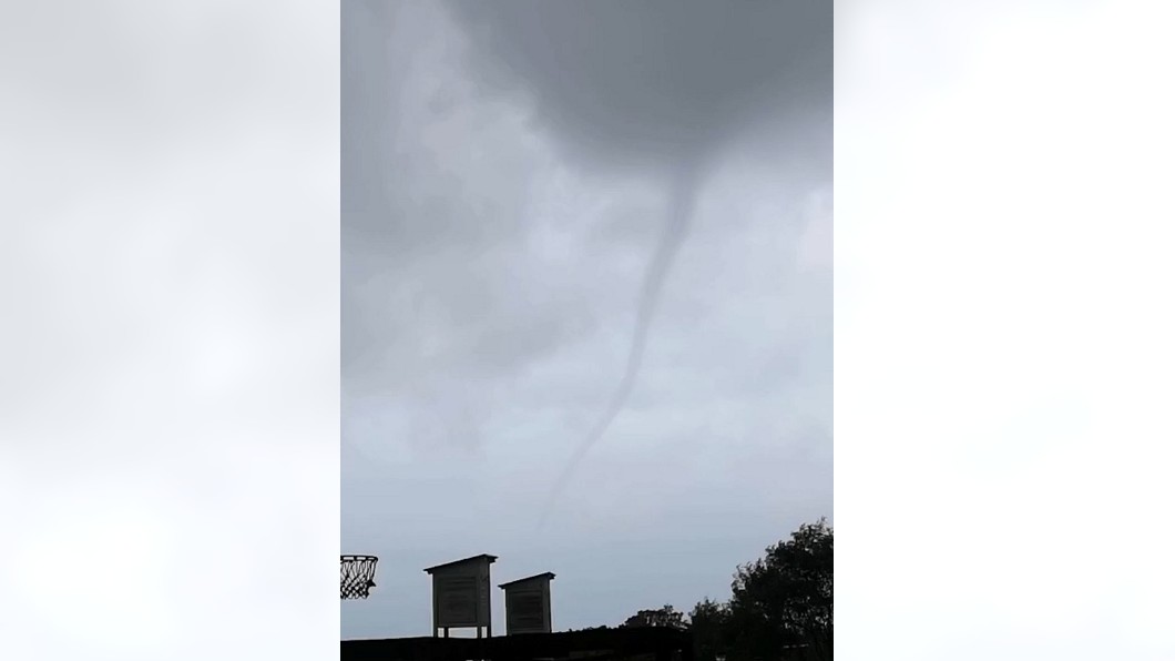 奇觀! 金門傾盆大雨中出現罕見水龍捲