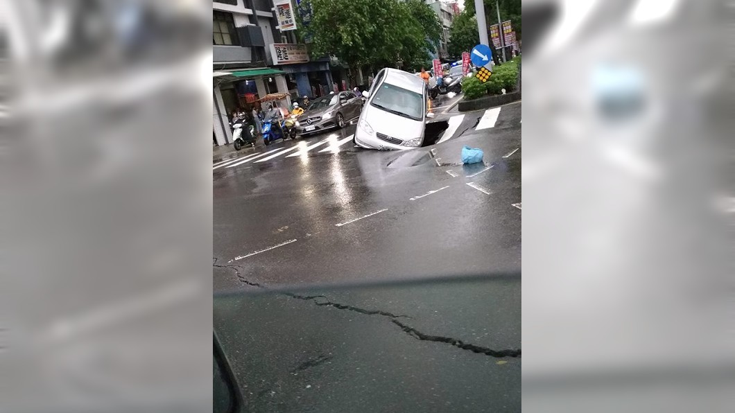 民眾拍下這驚險的一幕分享上網。(圖/翻攝自爆廢公社)