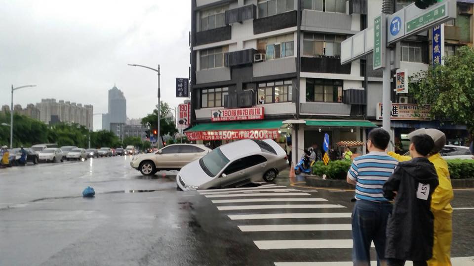 這起意外發生在高雄市的和平二路和一心一路口。(圖/翻攝自爆廢公社)
