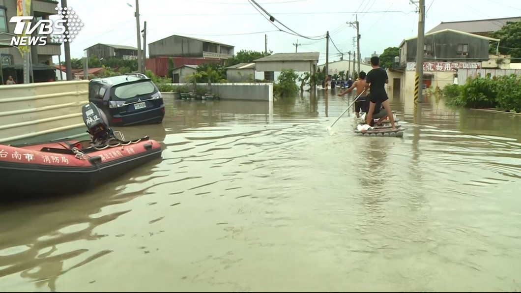 連日豪雨造成南台灣大淹水，包括高雄、台南和嘉義等地，仍有不少區域仍積水未退。(圖／TVBS)