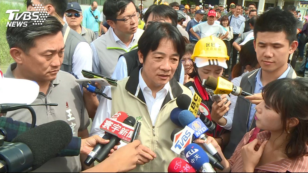 立委王定宇(左)曾說台南市的治水預算若有台北市的經費就不會淹，但現在統計近13年政府編列的預算，台南市是全台所有縣市之冠。(圖／TVBS)