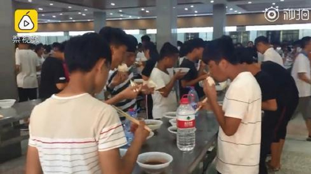 撤椅子逼學生「站著吃飯」 校方:省下時間多念書